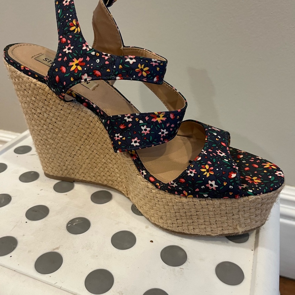 Preowned Steve Madden Sandal Wedges. Size 10m.